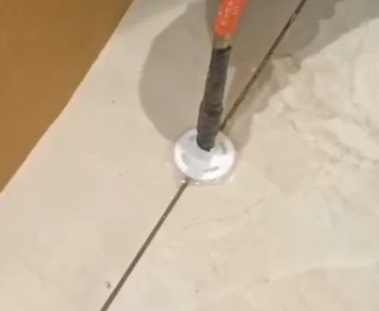 婺城瓷砖空鼓维修公司专业解答瓷砖在铺贴过程中，如果没有涂抹均匀到位的粘结材料（如水泥砂浆或瓷砖胶），可能会导致以下问题